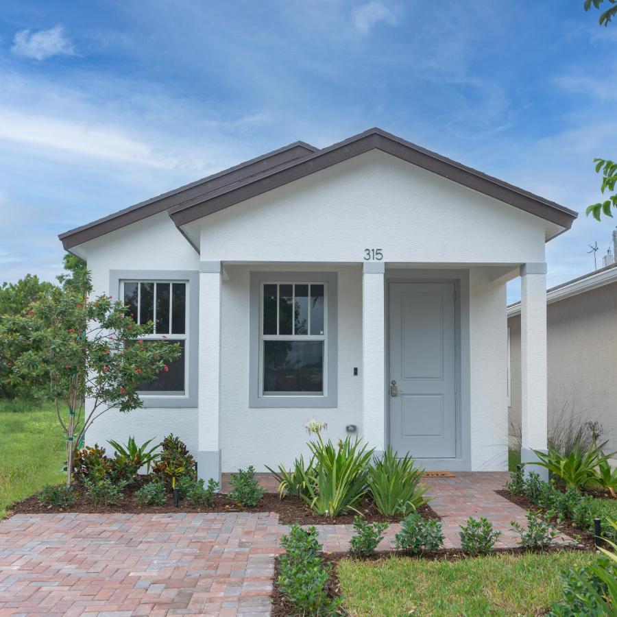 Private Cottage - King Beds, Brand New, Near Beach, Golfing, Shopping & Restaurants 沃思湖 外观 照片